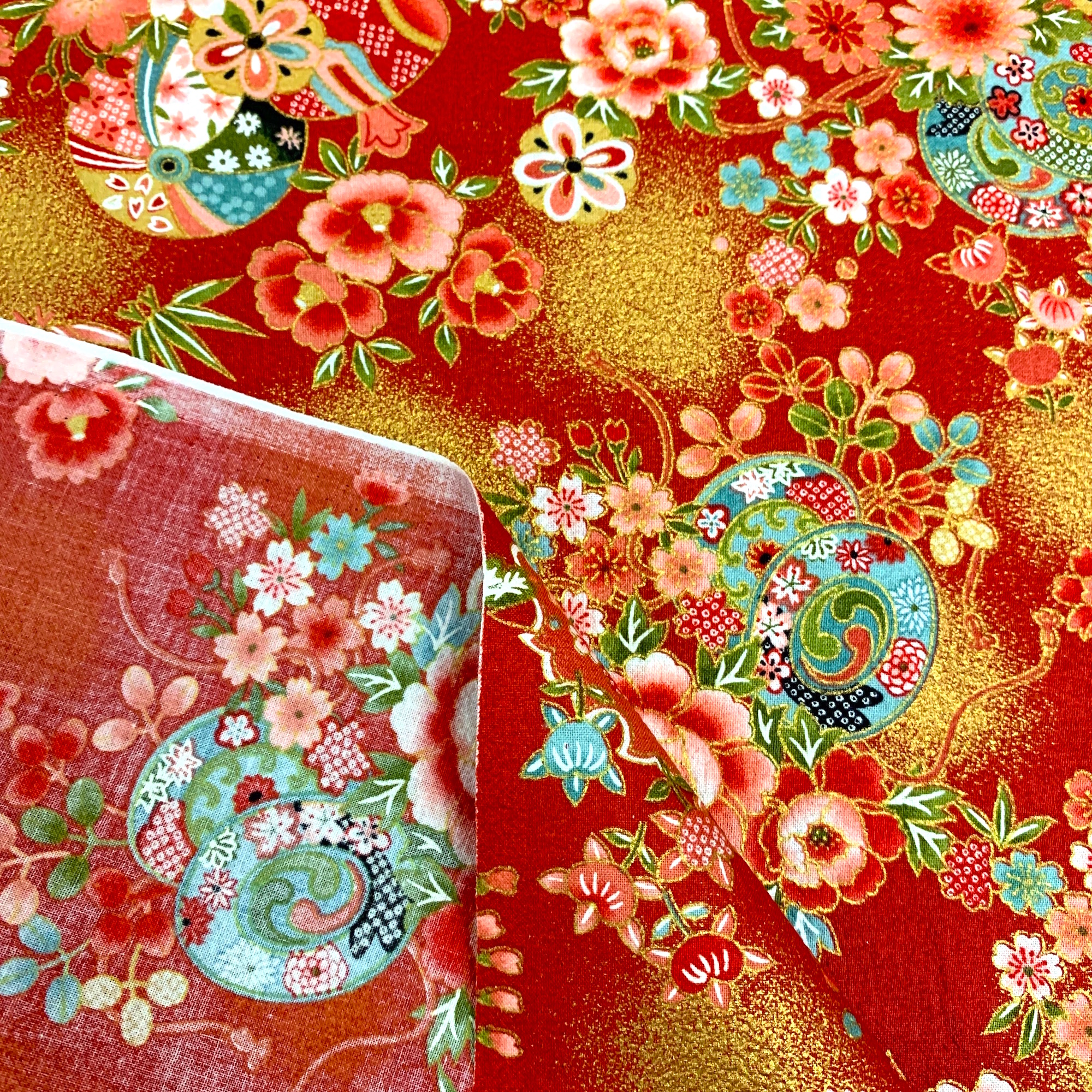 Tissu japonais  motif  traditionnel Fleurs fond rouge 